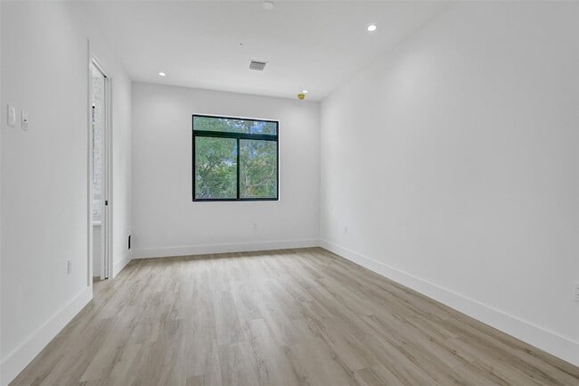 Building Photo - 606 SW 7th Ave