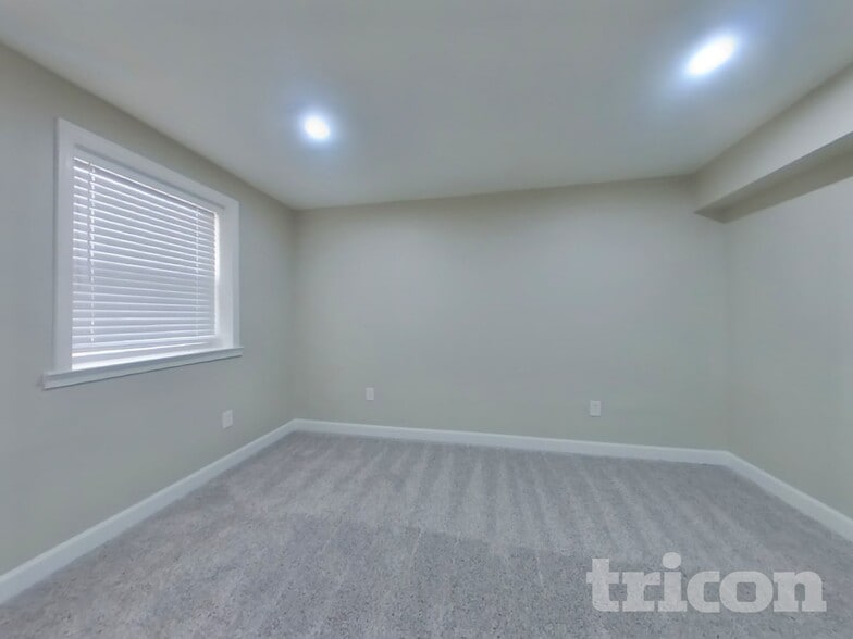 Building Photo - 2933 Sabal Palm Dr