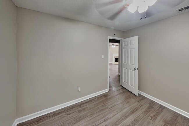 Building Photo - 1633 Dexter Ln