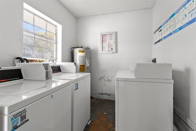 Building Photo - 4140 Woodside Dr