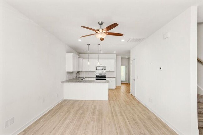 Building Photo - 3 Bed/3 Full Baths! Newer Townhome