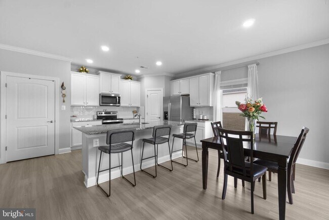 Building Photo - 10005 Maids Fancy Way