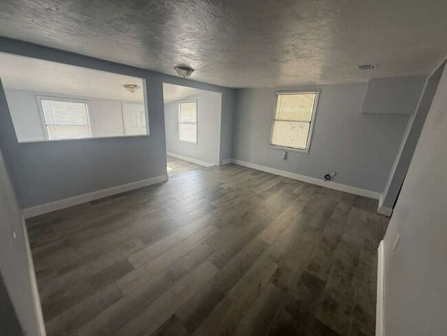 Building Photo - Lakeland 2/1 House  Apply for FREE This Holiday Season!