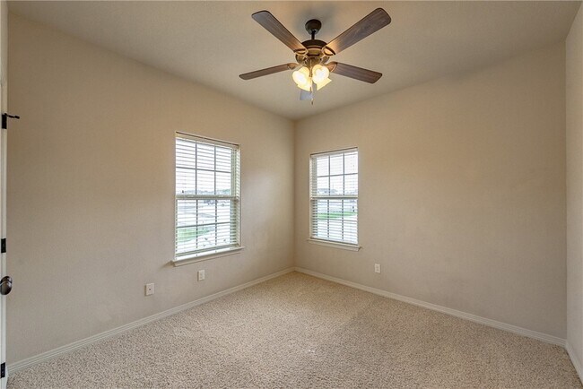 Building Photo - 1400 Cres Ridge Dr