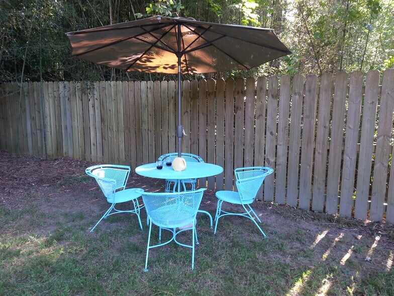 Pleasant outdoor dining - 223 Barclay Road