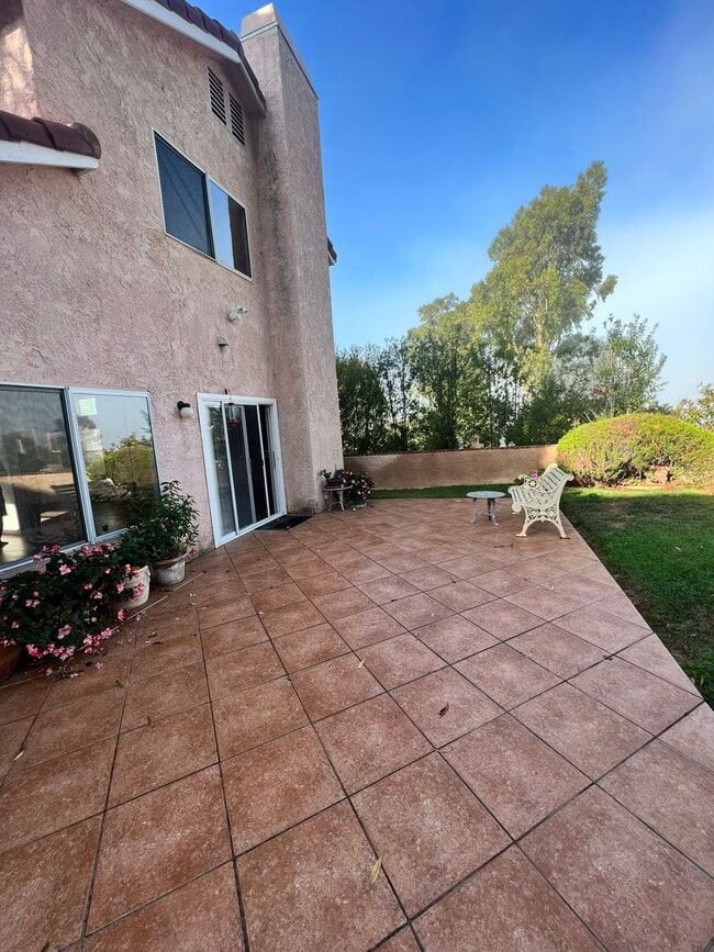 Building Photo - West Ventura - Gorgeous updated three bedroom, 2.5 bath home in Brock Hills