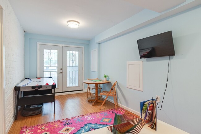 Building Photo - Unbeatable Family Home in the City w/ Park...