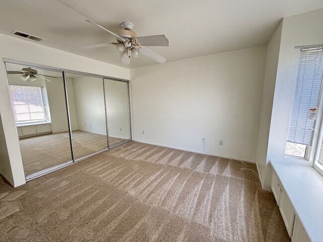 Building Photo - Sunny Top Floor 2 bedroom 2 bath Condo Wit...
