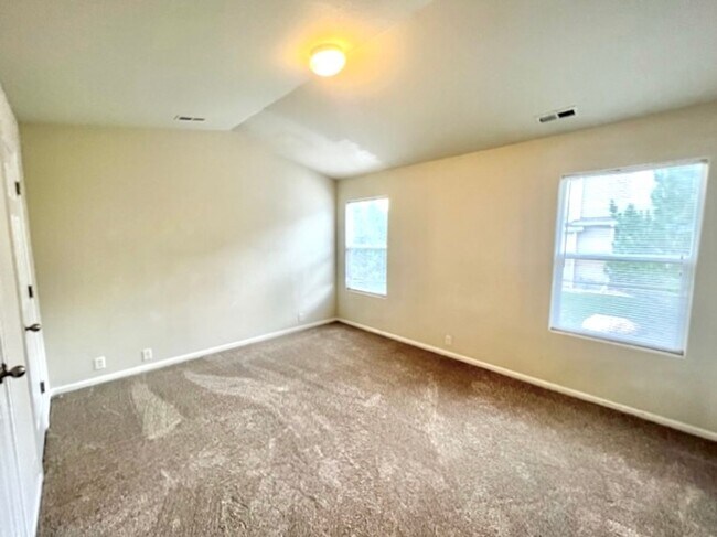 Building Photo - Centrally Located Townhouse Available!