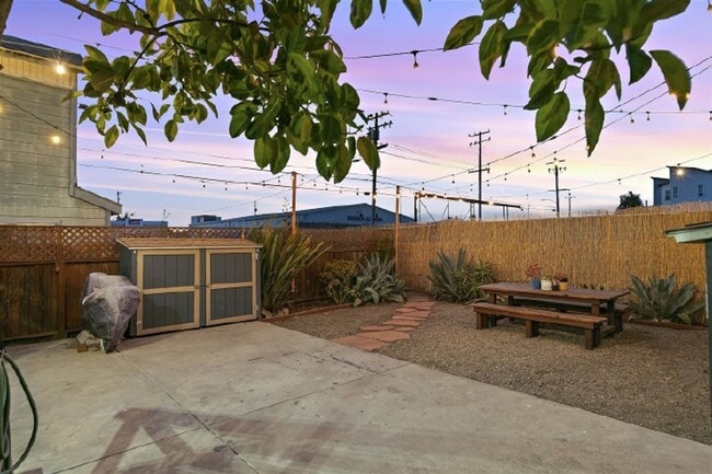 Building Photo - Fully Renovated 2-Bedroom in West Oakland ...