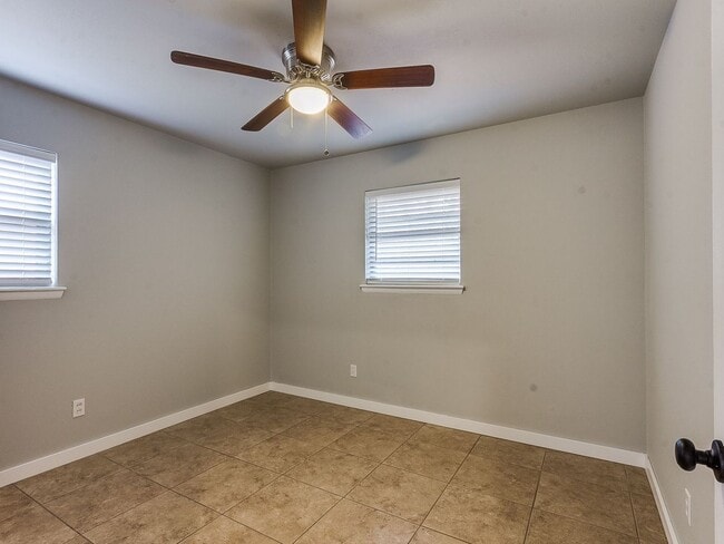 Building Photo - Spacious 4 bedroom in Edmond!