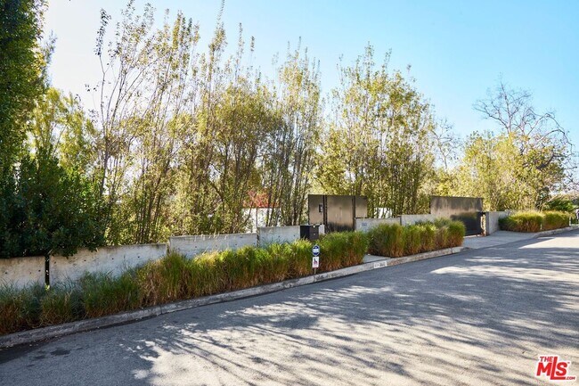 Building Photo - 15960 Alcima Ave