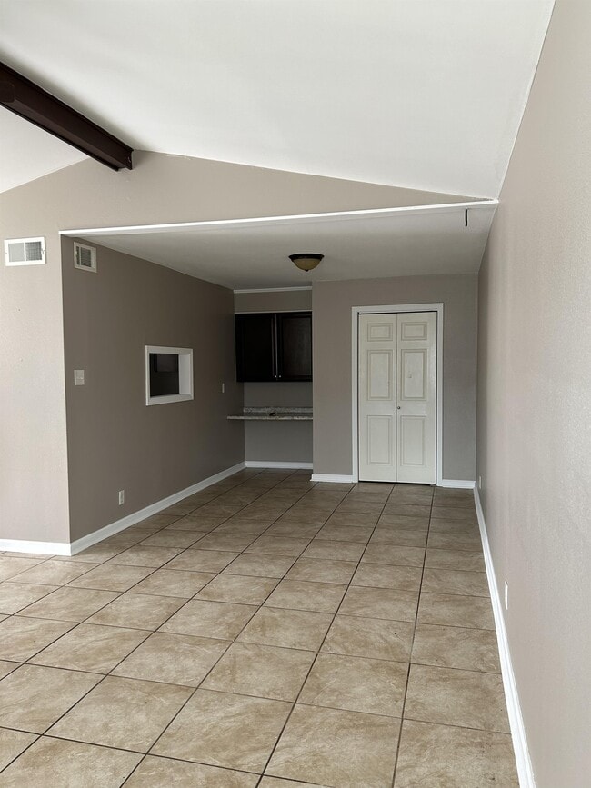 Building Photo - 300 Woodale Dr