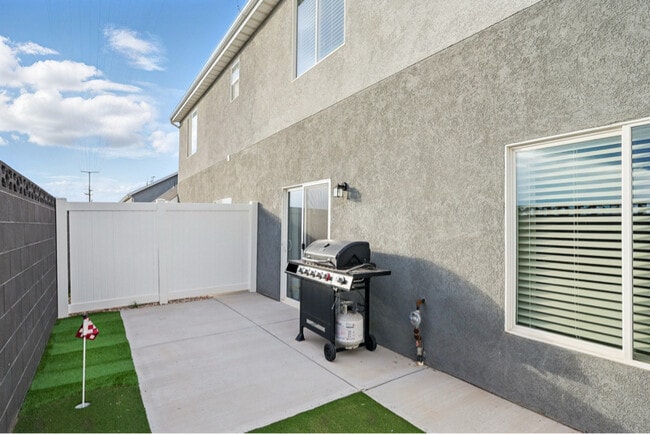 Building Photo - 1547 W Pyrite Ln