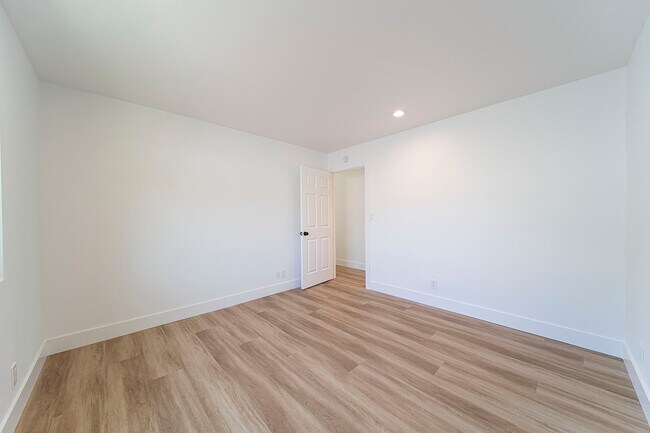 Building Photo - 9455 Hillhaven Ave