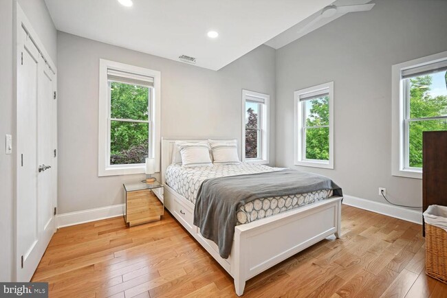 Building Photo - 522 F St NE