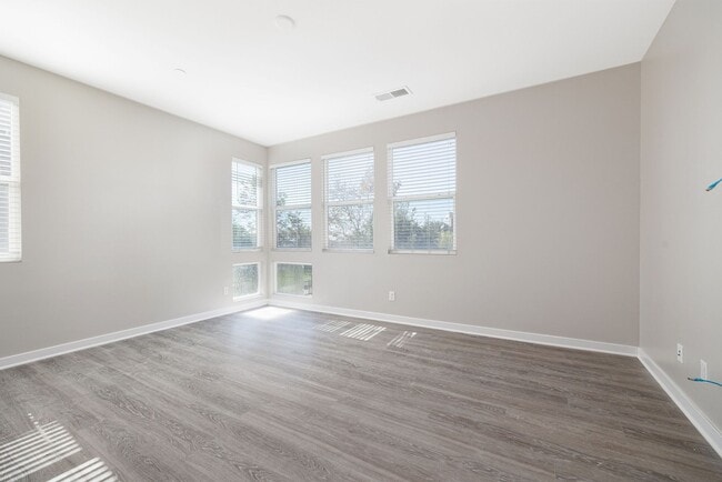 Building Photo - Spacious 4 Bedroom Townhome in the Milleni...