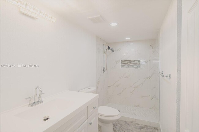 Building Photo - 2830 Riverside Dr