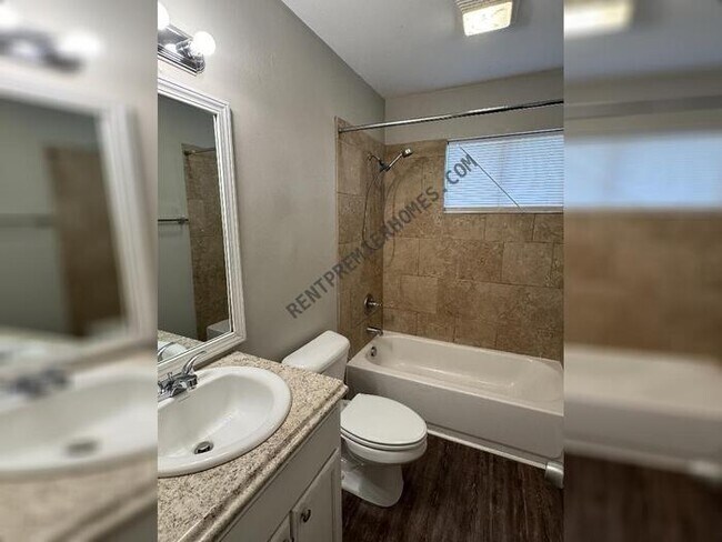 Building Photo - 4 Park Dr