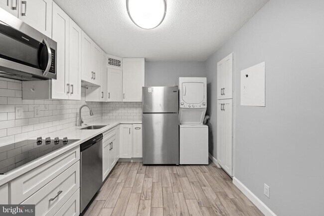 Building Photo - 307 Yoakum Pkwy