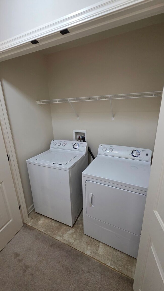 Building Photo - Beautiful 2 Bedroom Townhome in North Kans...