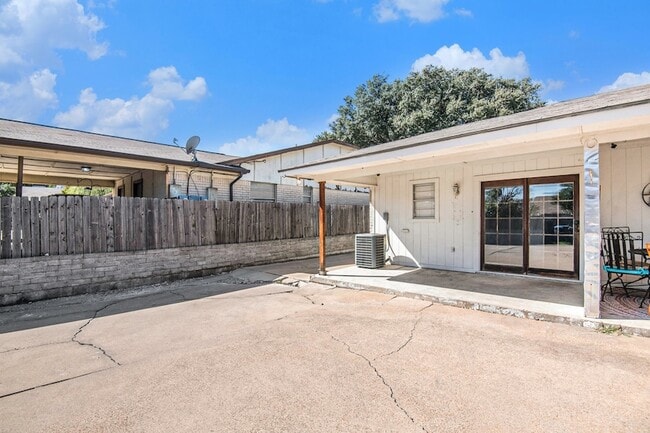 Building Photo - 6915 W Cleburne Rd