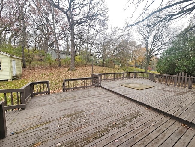 Building Photo - 600 Hawthorne Ln