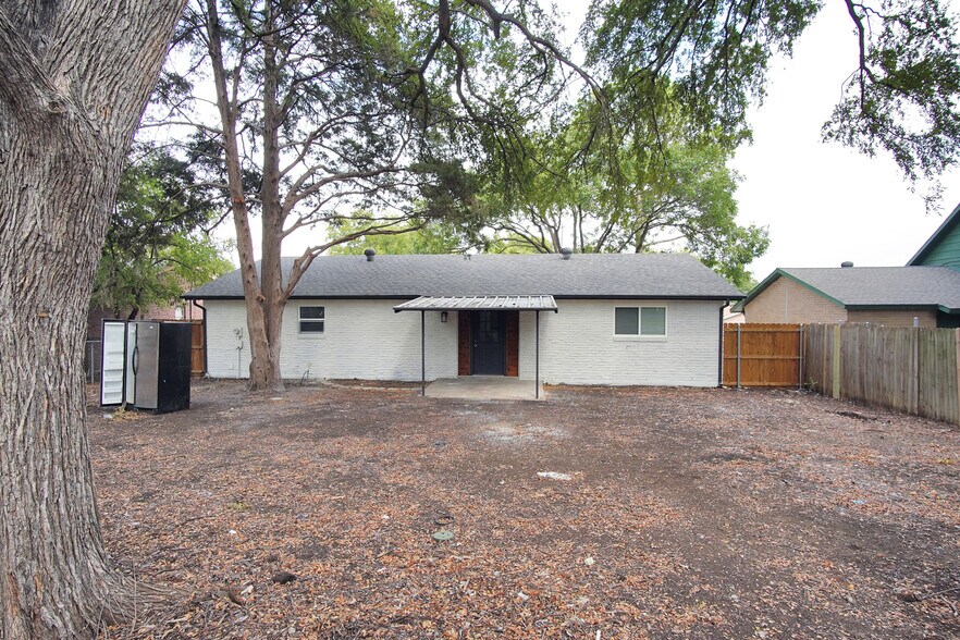 Building Photo - 2402 Ozark Dr