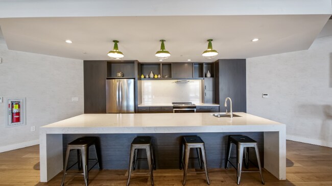 Building Photo - 675 Monmouth St