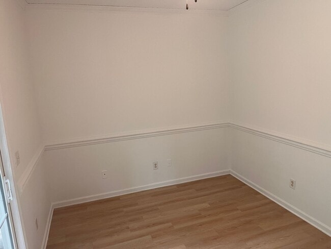 Building Photo - 3 Bedroom 2 bath Single Family Home locate...