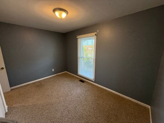 Building Photo - Home in Kuttawa