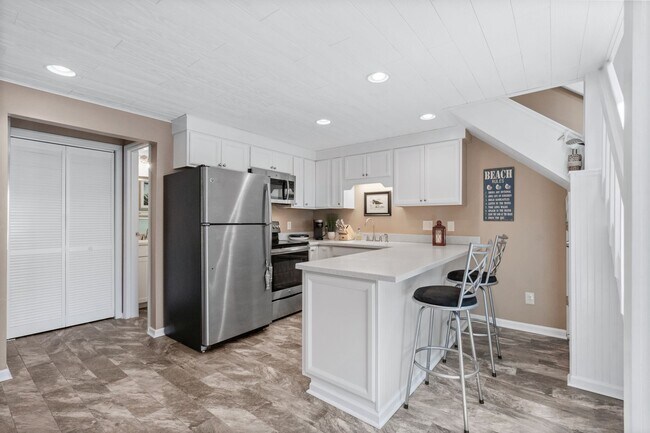 Building Photo - ***Free Utilities***Please note, this is a...