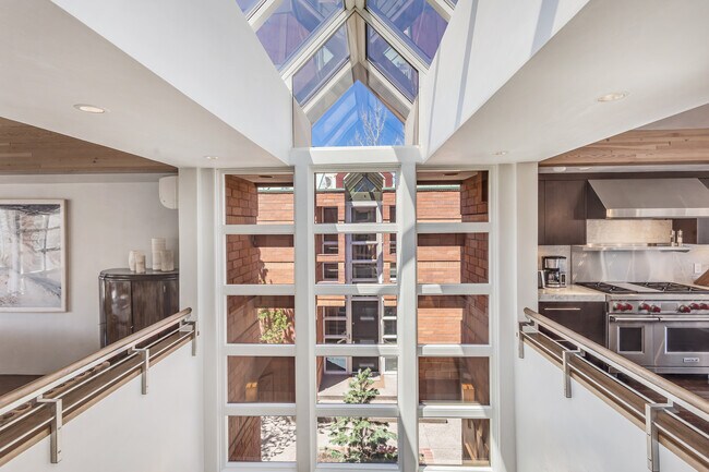 Building Photo - 708 E Hyman Ave