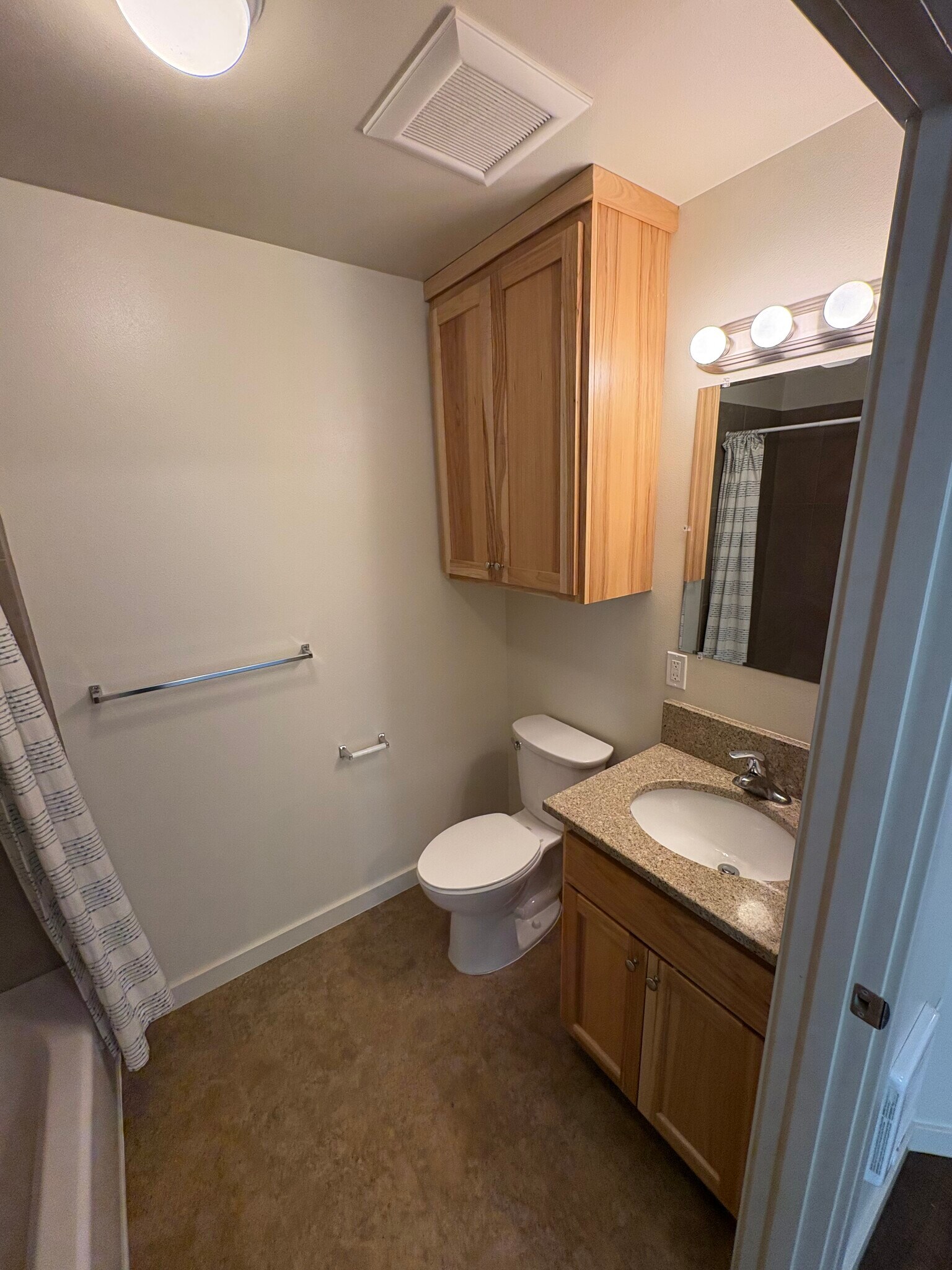 Building Photo - 909 W 4th Ave