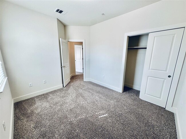 Building Photo - 2216 Creekside Ln