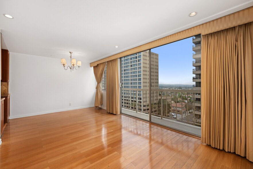 Building Photo - 10751 Wilshire Blvd