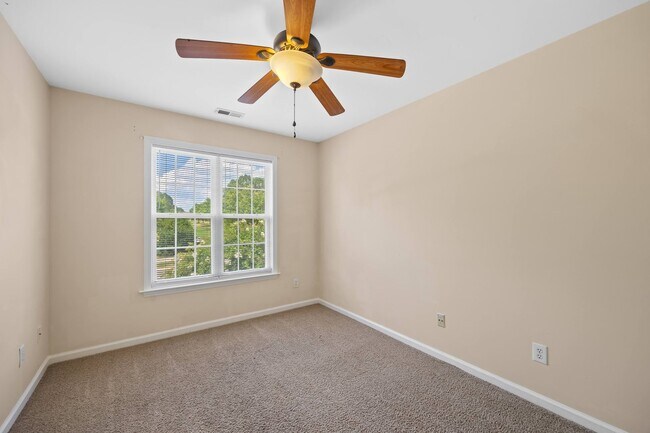 Building Photo - Three Bedroom Home!