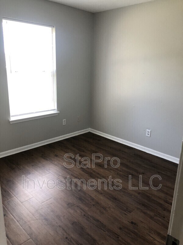 Building Photo - 114 Village St