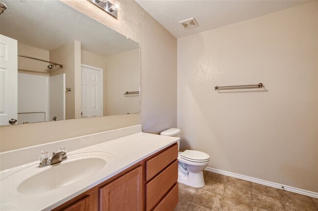 Building Photo - Move in ready!!  3 bedroom plus office!!