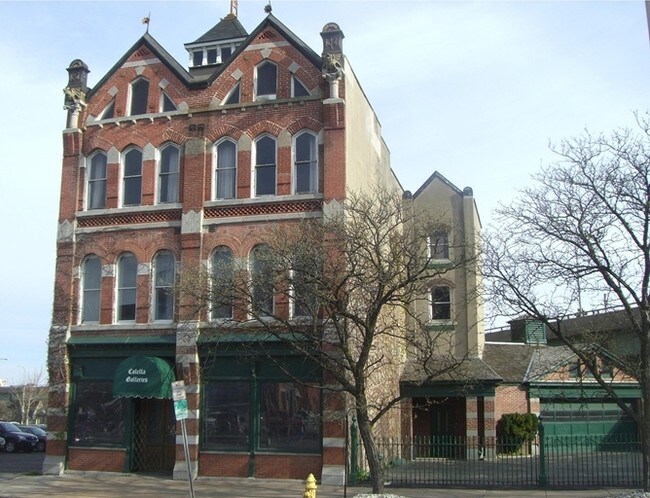 Building Photo - 123 E Willow St