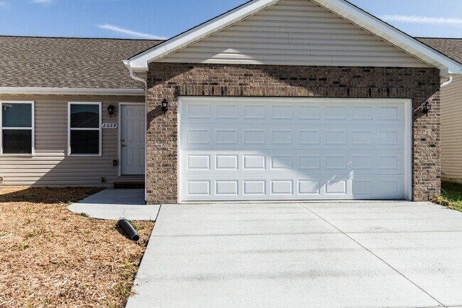 Primary Photo - 2 bed 2 bth duplex- available now