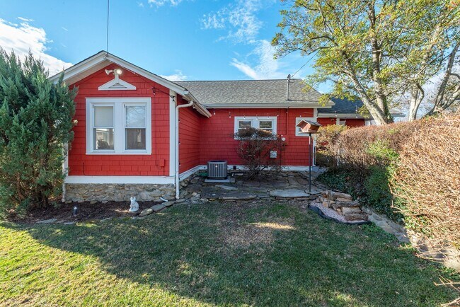 Building Photo - Charming Black Mountain Rental!