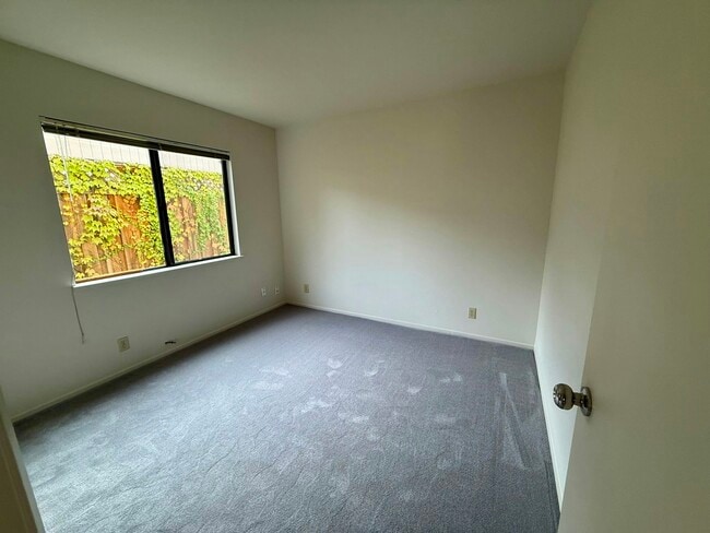 Building Photo - 620 Oriole Ave