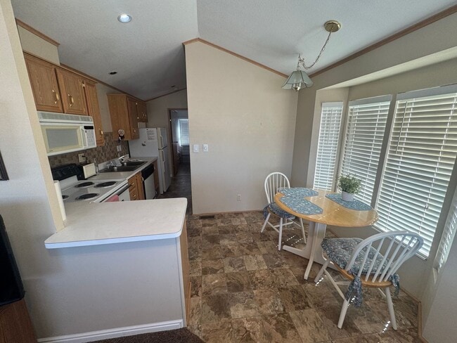 Building Photo - 2 Bed 2 Bath FURNISHED home!