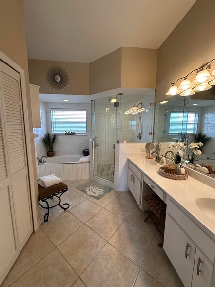 Huge master Bath has double vanity, 3rd sink leading out to pool area, tub, shower - 1305 SW 11th Plz