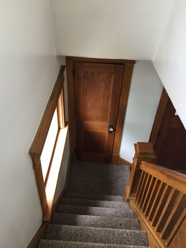 Building Photo - Awesome 3 BR 1 Bath Home with off street p...