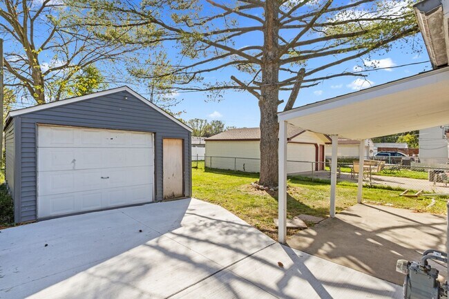 Building Photo - Beautifully Updated Ranch with large back ...