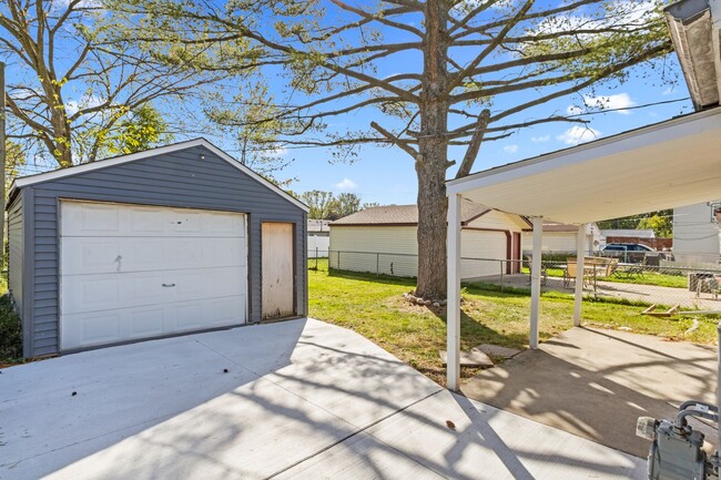 Building Photo - Beautifully Updated Ranch with Loads of up...