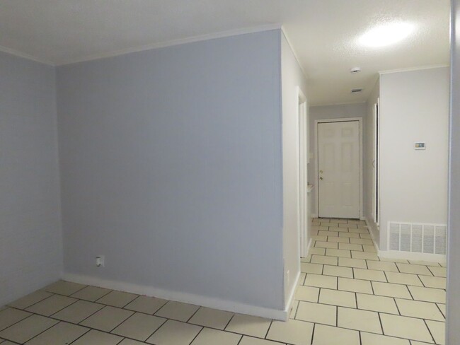 Building Photo - Cozy Two Bedroom One Bathroom Corner Apart...