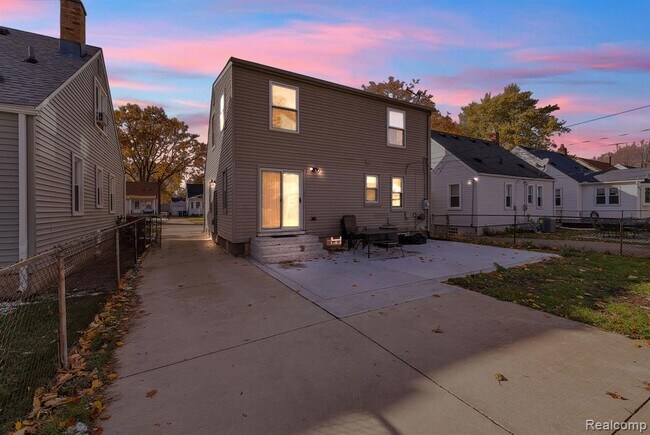 Building Photo - 3237 Pardee Ave